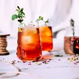 عکس چای سرد با شربت گل سرخ برای پروفایل تابستانی