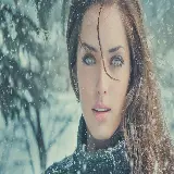 عکس مدل زن با چشمان جذاب و برف با کیفیت بالا