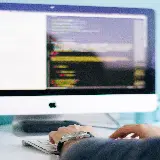 چاپ قاب موبایل و گوشی عکس برنامه‌نویس در حال کار برای والپیپر تکنولوژی