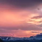پس زمینه کوهستان با آسمان صورتی در غروب برای موبایل