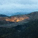 تصویر کوه های صحرایی با نور خورشید و مه غلیظ