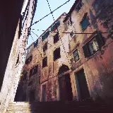 تصویر ساختمان شهری با پنجره و سیم با کیفیت بالا