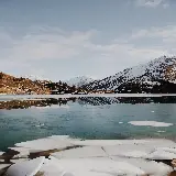 عکس انعکاس قله های برفی در دریاچه یخ زده با کیفیت اچ دی برای دانلود رایگان