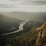 تصویر کوه، تپه و رودخانه با مه برای تابلوهای طبیعت