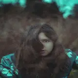 عکس پرتره زن با مدل موی فر جلو صورت