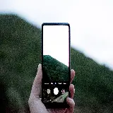 عکس دست در حال نگه داشتن گوشی موبایل با کیفیت HD