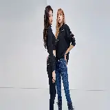 عکس لیسا و جنی از گروه بلک پینک با پس زمینه سفید