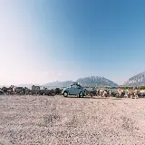 تصویر فولکس واگن بیتل آبی قدیمی پارک شده در جاده