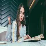 والپیپر دختر با کتاب و کیفیت 4K و 5K