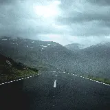 عکس آبشار مه آلود و رشته کوه با کیفیت بالا