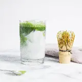 عکس لیوان بلند آب و ماچا لاته برای محتوای غذایی