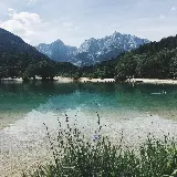 تصویر دریاچه فیروزه ای با اسکله برای طراحی های منظره