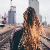عکس زن با موهای اومبره روی ریل قطار با کیفیت بالا