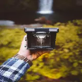 تصویر شخص با ویوفایندر برای طراحی سفر و ماجراجویی