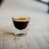 عکس ماکرو از قهوه اسپرسو در فنجان شیشه ای با کیفیت بالا