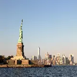 تصویر مجسمه آزادی با نیویورک سیتی در پس زمینه