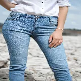 عکس زن با پیراهن سفید دکمه دار و لباس آبی با کیفیت بالا