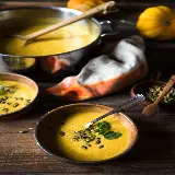 عکس سوپ کدو حلوایی داغ و دلپذیر برای محتوای غذایی