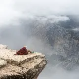 تصویر کوهنورد روی لبه کوه با کیفیت بالا برای طراحی پوستر