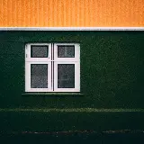 طرح پنجره با قاب سفید روی دیوار سبز با کیفیت اچ دی