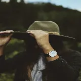 عکس پرتره زن با کلاه و دستکش با کیفیت HD