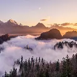 تصویر کوهستان مه آلود و کلیسا در اسلوونی با کیفیت 4K