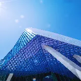 تصویر مرکز شهر با معماری مدرن و هندسی