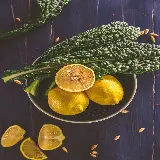 عکس هنری لیموها روی پس زمینه آبی با کیفیت اچ دی