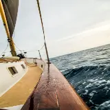 تصویر قایق بادبانی در دریا با کیفیت فول اچ دی