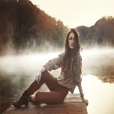 عکس مدل دختر در اسکله با کیفیت 5K و رزولوشن بالا