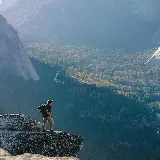 تصویر مرد روی لبه با منظره شهر با کیفیت بالا برای والپیپر