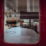 تصویر مرد با کلاه حصیری در قطار با کیفیت بالا برای طراحی