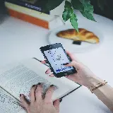عکس فردی در حال استفاده از تیندر روی آیفون با کیفیت اچ دی