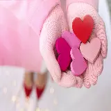 تصویر دستکش صورتی با شکل قلب برای روز ولنتاین
