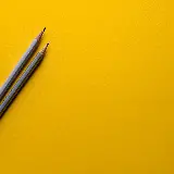تصویر مدادهای خاکستری روی زمینه زرد با کیفیت 4K