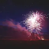 تصویر آتش بازی در شب با ستارگان با کیفیت خیره کننده