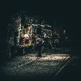 تصویر مرد مقابل فودتراک شبانه با کیفیت فول اچ دی