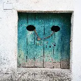 تصویر درب قدیمی با زنجیر و چوب با کیفیت بالا