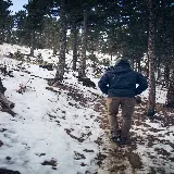 تصویر پیاده روی زمستانی در هوای سرد با کیفیت بالا