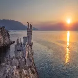 عکس منظره طبیعی قلعه تاریخی در کریمه با انعکاس دریا