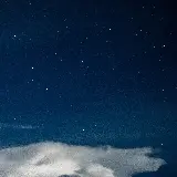تصویر ستاره ها و ابر در آسمان شب با کیفیت اچ دی