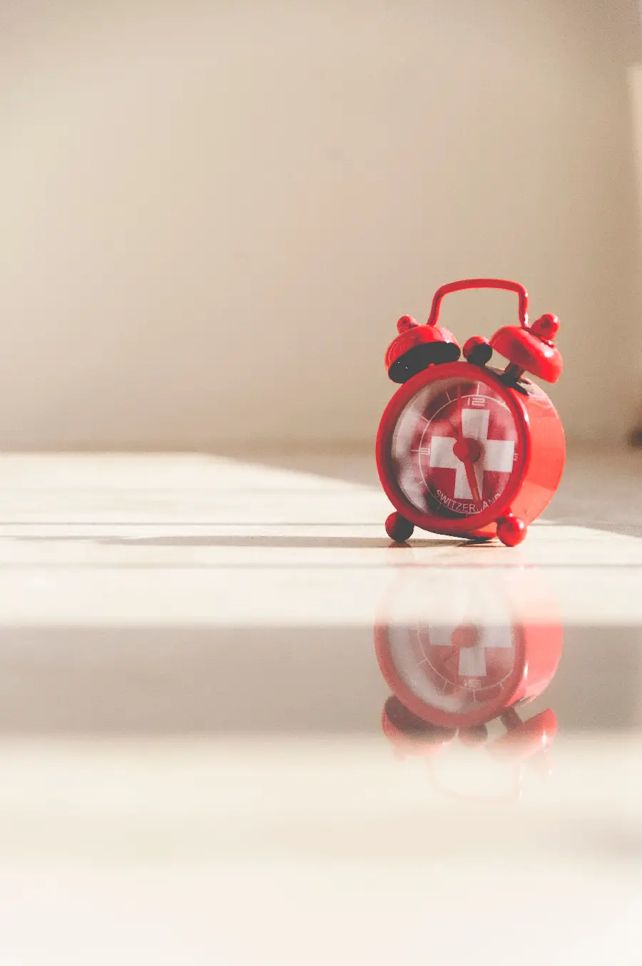 چاپ پوستر سفارش پوستر ساعت زنگ دار قرمز قدیمی با طرح پرچم سوئیس