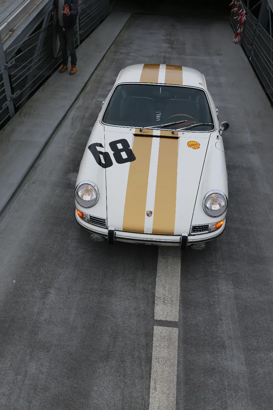 چاپ پوستر خرید تابلو شاسی ماشین مسابقه وینتیج پارک شده در جاده کوچه خالی با ارزانترین قیمت برای اتاق