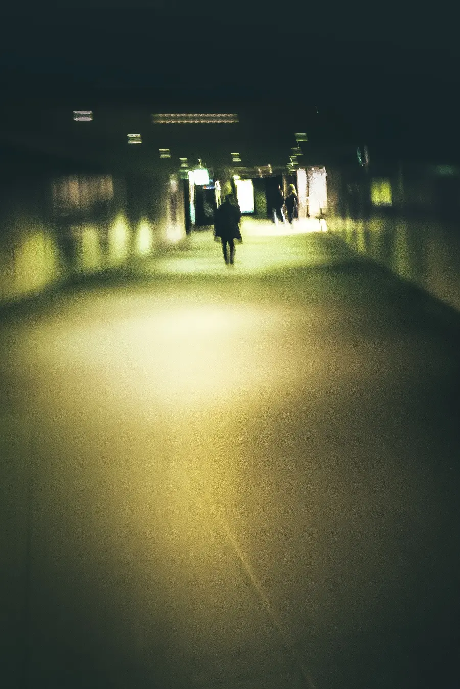 چاپ پوستر چاپ شاسی سایه مسافران در ایستگاه مترو با قیمت ارزان