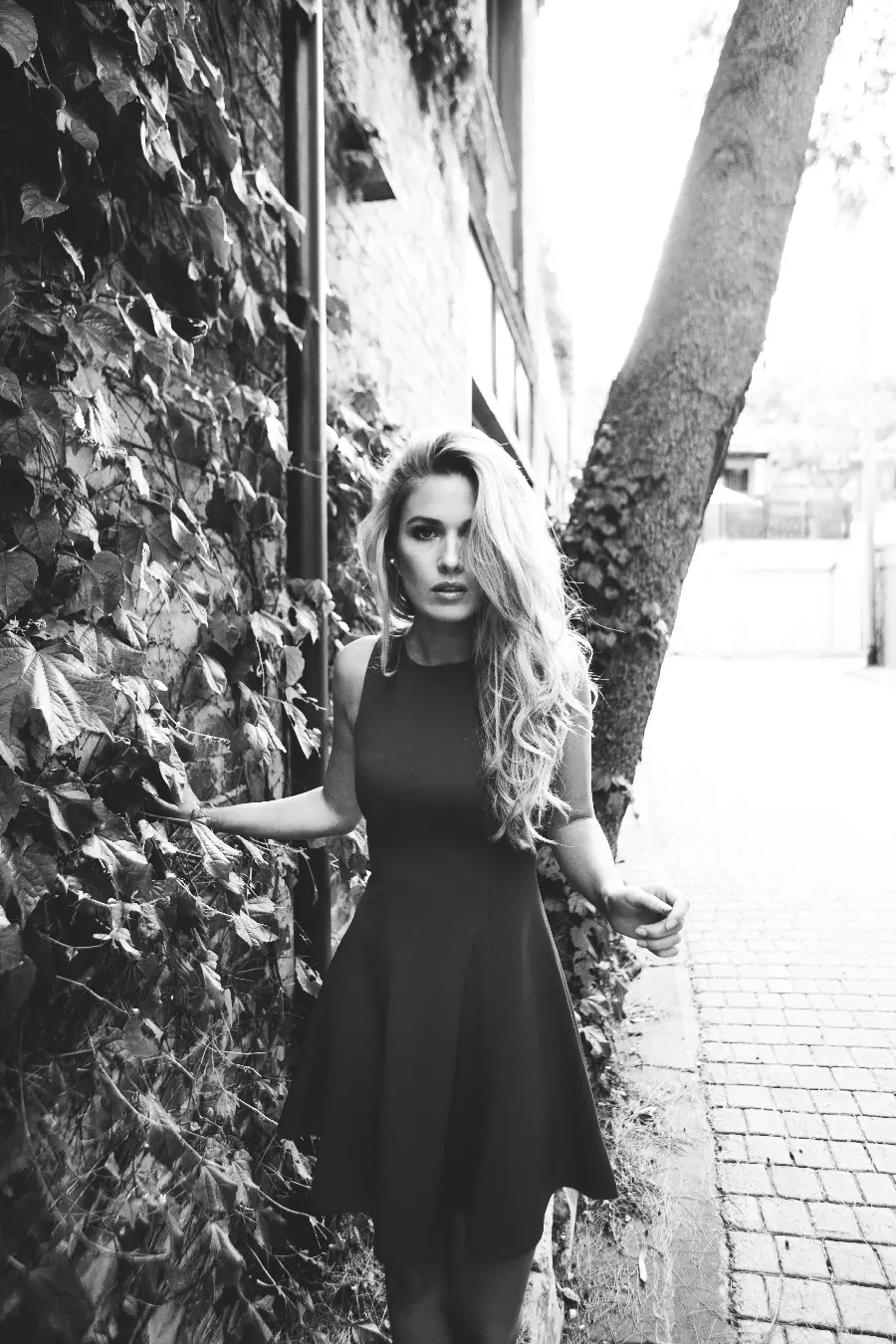 چاپ پوستر خرید تابلو ساختمان مدرن و مدلینگ لباس با قیمت ارزان