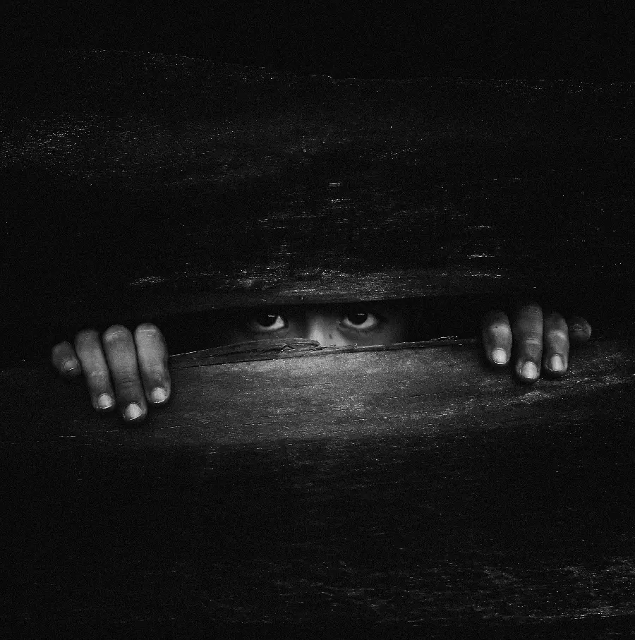 چاپ پوستر خرید تابلو دکوراتیو دستها چشمها کودک و نرده با کیفیت بالا برای پذیرایی