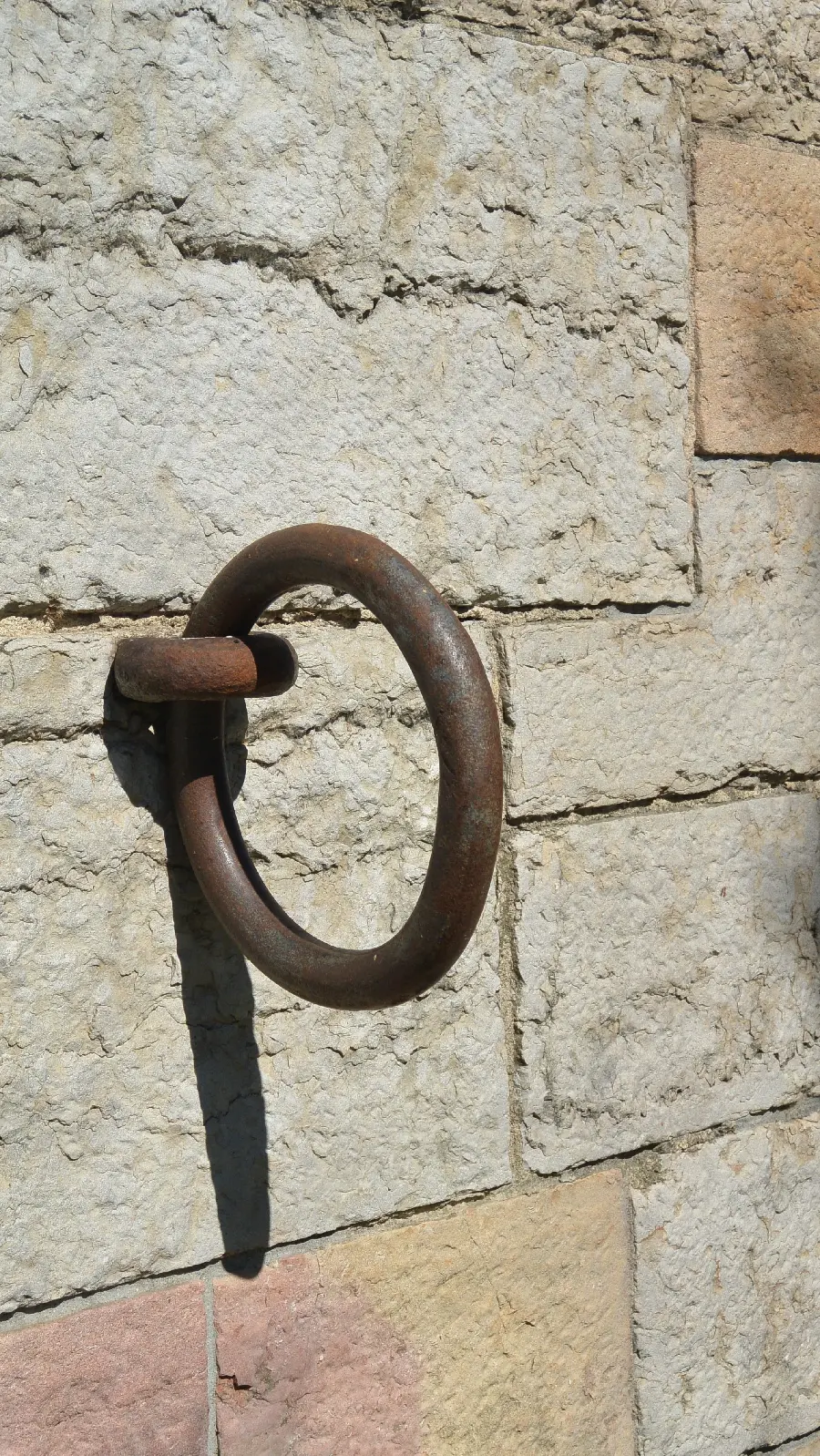 چاپ پوستر چاپ تابلو دیوار سنگی و حلقه فلزی زنگ زده قدیمی