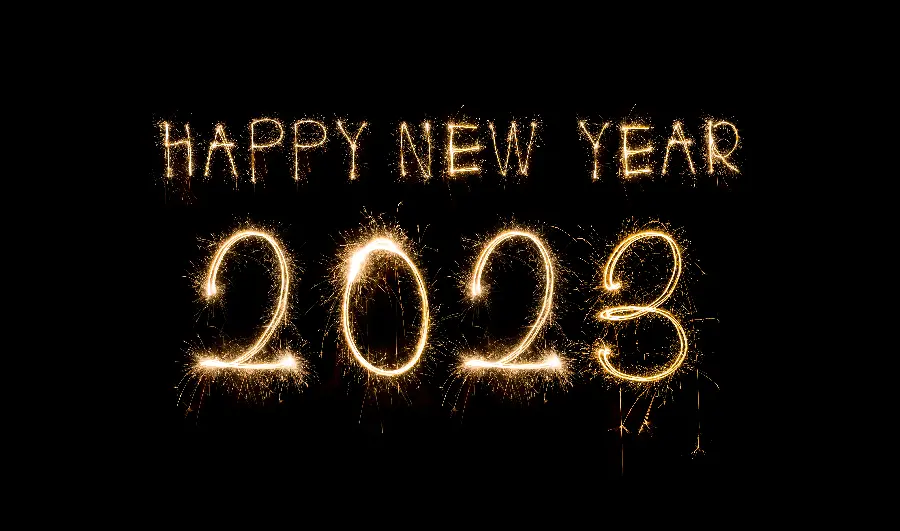 تابلو شاسی سال نو 2023 با آتش‌بازی و پس‌زمینه دارک