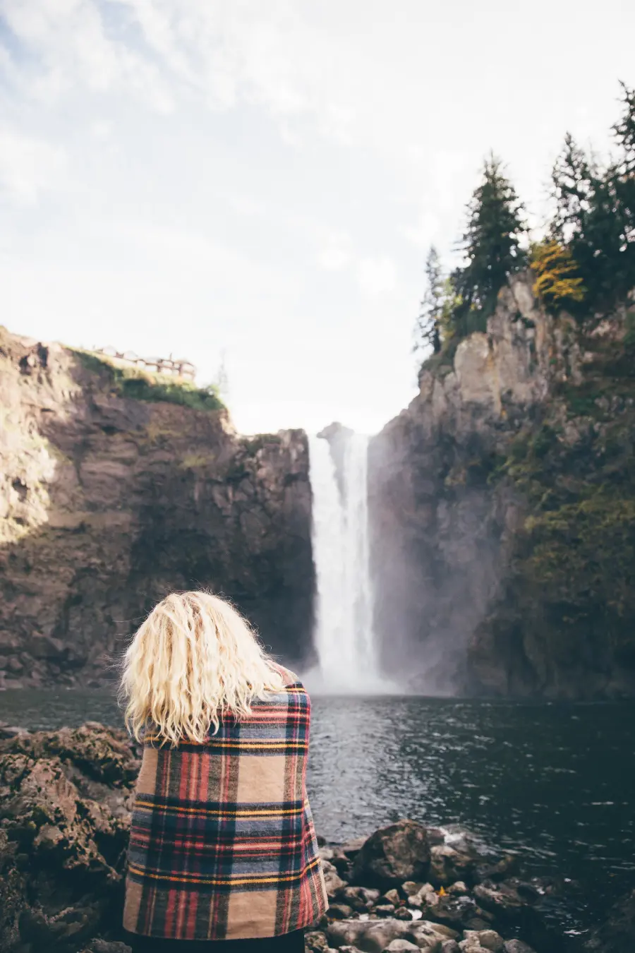 چاپ پوستر سفارش پوستر دیواری دختر روی صخره با منظره عالی