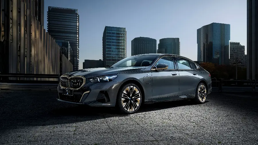 سفارش تابلو شاسی BMW i5 M اسپرت 2024 برای نمایشگاه ماشین